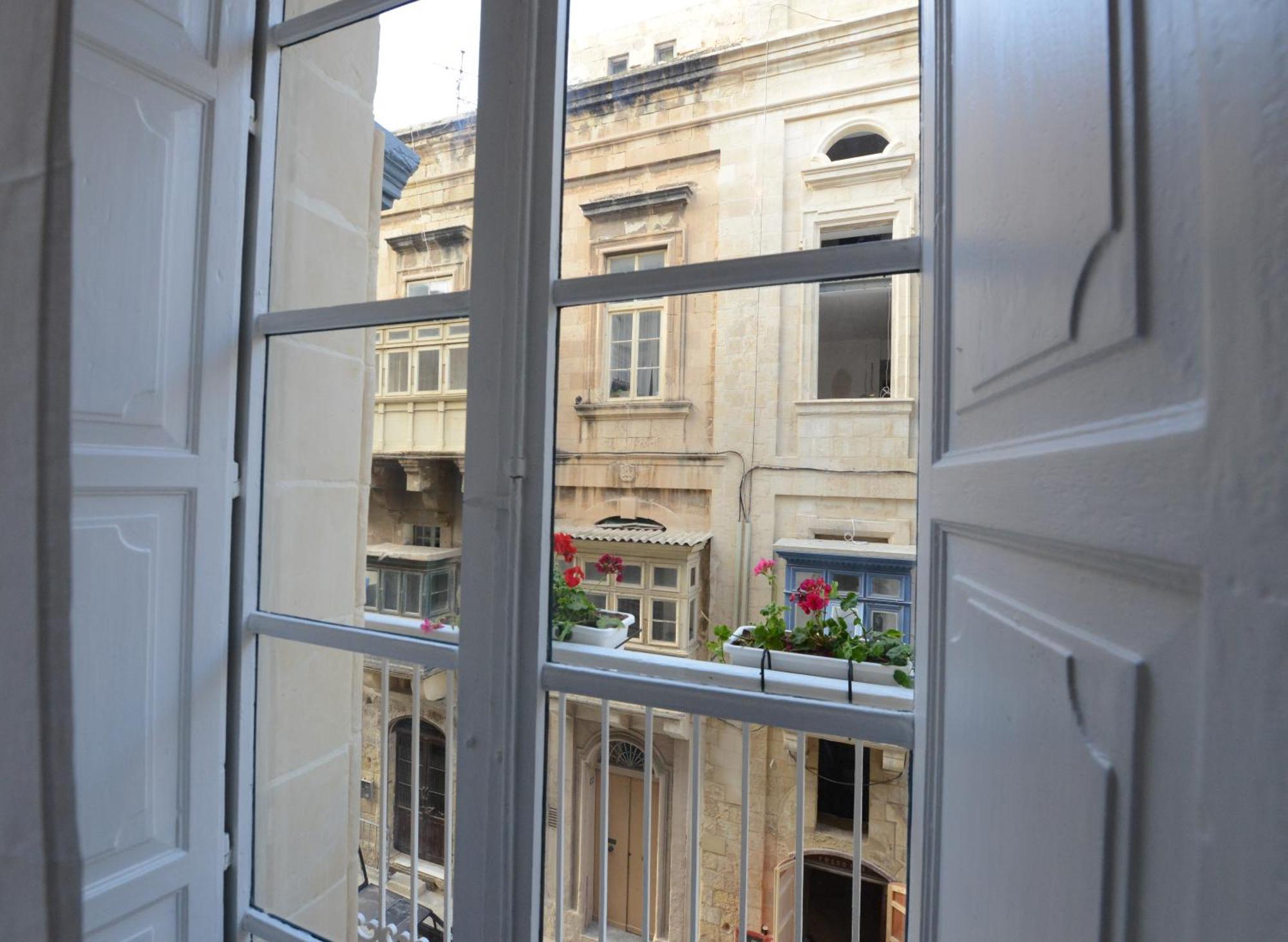 Paulos Valletta Luaran gambar
